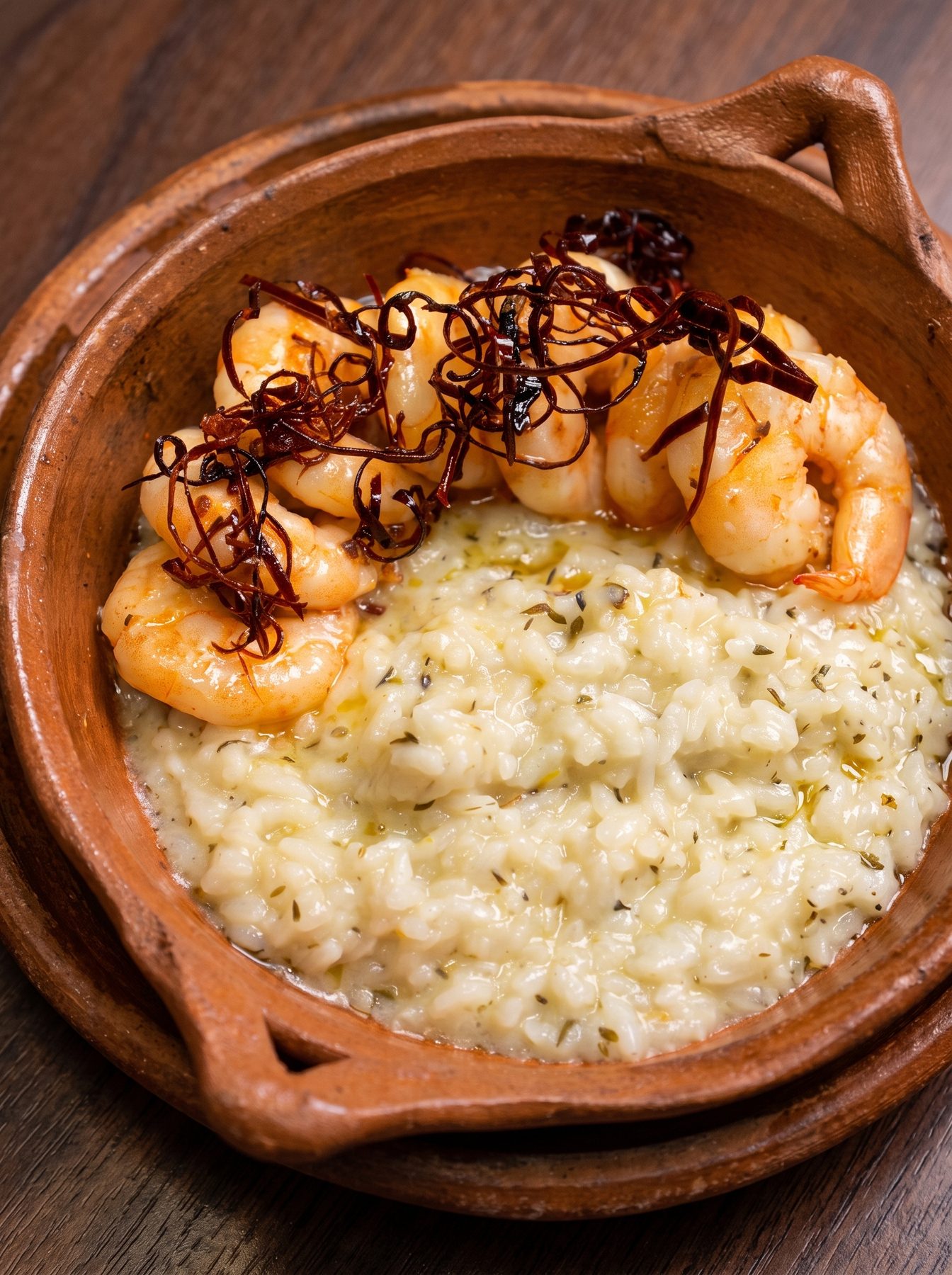 Cazuela de camarones al ajillo sobre arroz meloso