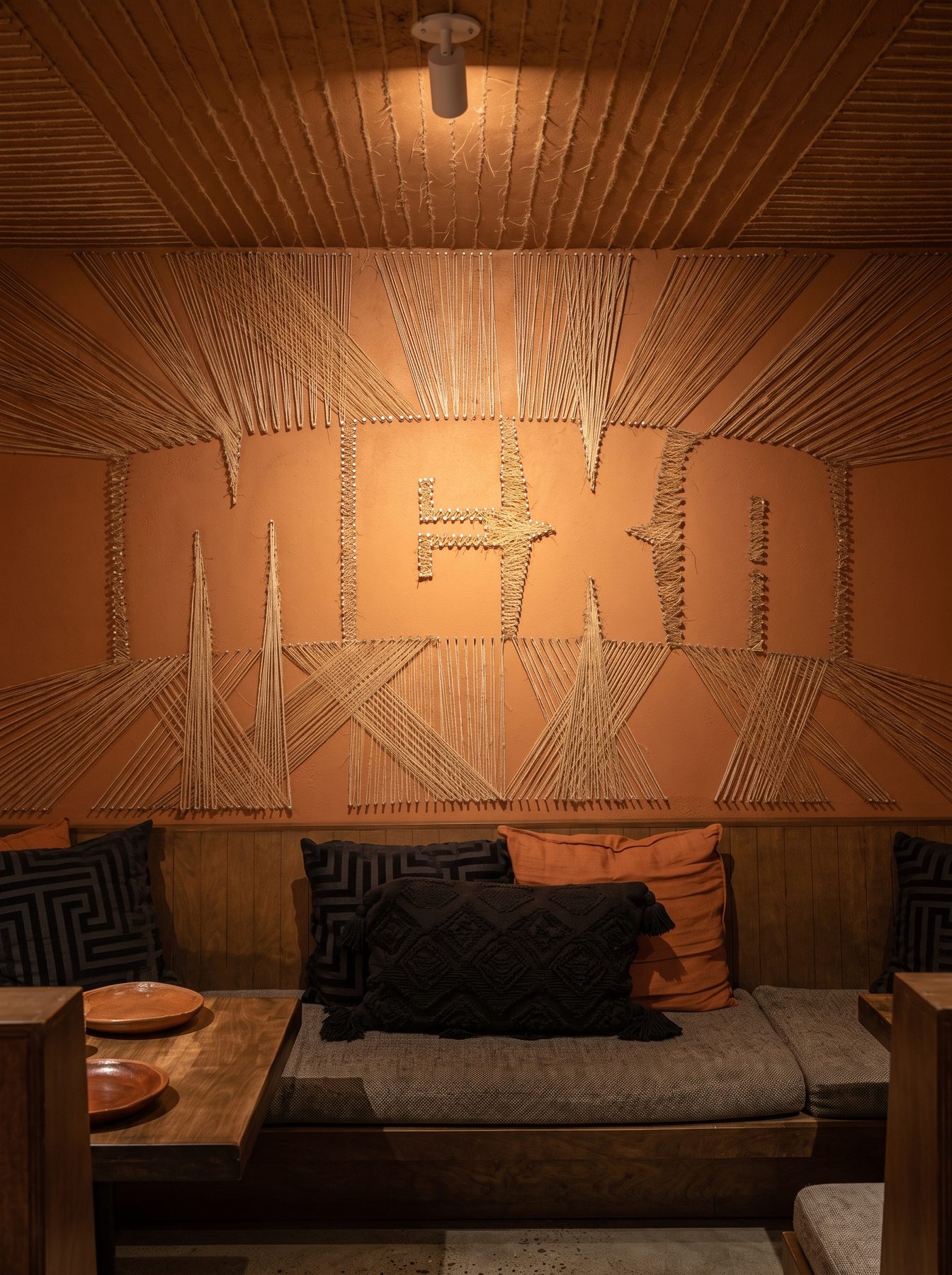 Interior de Mexa Cocina del Alma con espejos redondos y luz cálida